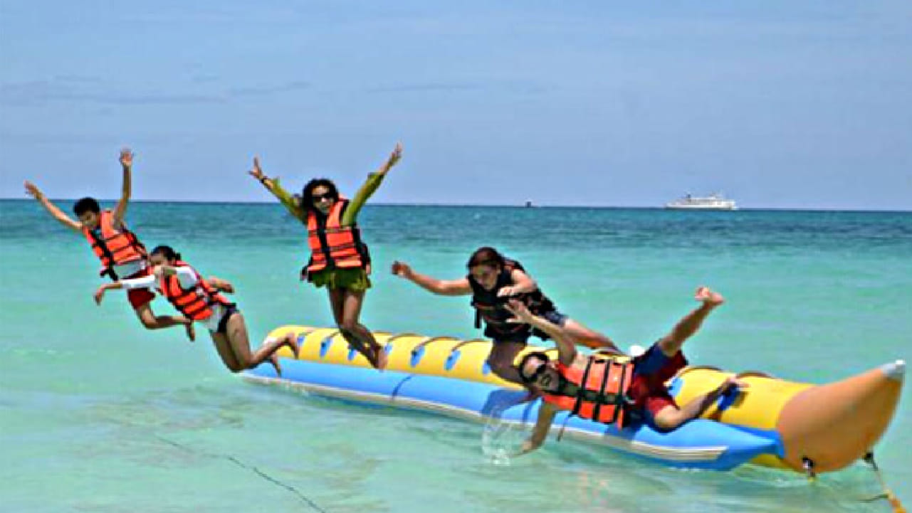 निळाशार समुद्र यांचा मनमुराद आनंद घ्यायचा असेल तर गुहागर हे शांत आणि सुरक्षित समुद्रकिनाऱ्यांसाठी ओळखले जाते. इथले बीच स्वच्छ असून कुटुंबासोबत निवांत वेळ घालवण्यासाठी उत्तम आहेत.