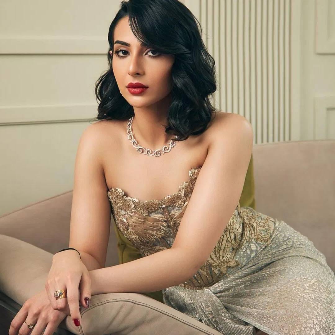 अभिषेक शर्माची रुमर्ड गर्लफ्रेंड लैला फैसल खूप सुंदर आहे. ती एक फॅशन डिझायनर आहे. लैला फैसलचा फॅशन सेन्स या फोटोंमध्ये स्पष्टपणे दिसतोय. या फोटोंमध्ये लैलाने यलो आणि पिंक कलरचा कॉन्ट्रास्ट शरारा सेट परिधान केलाय. (Credit:laila.faisall/Instagram)