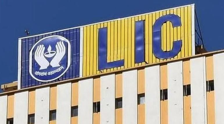  एलआयसी जीवन आनंद ही एक प्रसिद्ध अशी योजना आहे. तुम्ही या योजनेत रोज 45 रुपयांची गुंतवणूक म्हणजेच 1358  रुपयांची गुंतवणूक केली तर तुम्हाला 25 लाख रुपयांपर्यंत पैसे मिळू शकतात. या योजनेत कमीत कमी 15 वर्षांसाठी गुंतवणूक करावी लागते. योजनेची मॅच्यूरिटी पूर्ण झाल्यानंतर तुम्हाला तुम्ही गुंतवलेल्या पैशांसह तुम्हाला व्याजदेखील मिलते. 