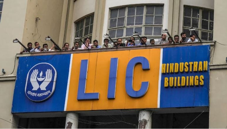 एलआयस जीवन शिरोमणी हीदेखील अशीच एक योजना आहे. ही एक प्रिमियम सुरक्षा कवच योजना आहे. तुम्हाला या योजनेत एक कोटी रुपयांपर्यंतचा फंड तयार करता येऊ शकतो. एलआयसी जीवन उमंग हीदेखील अशीच एक योजना आहे. या योजनेत प्रत्येक वर्षाला 8 टक्क्यांनी गॅरंटीड मनिबॅक पैसे मिळतात.