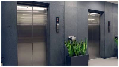 नजर हटी दुर्घटना घटी..! लिफ्टच्या दरवाजात अडकला चिमुकलीचा हात, पुढे जे घडलं..