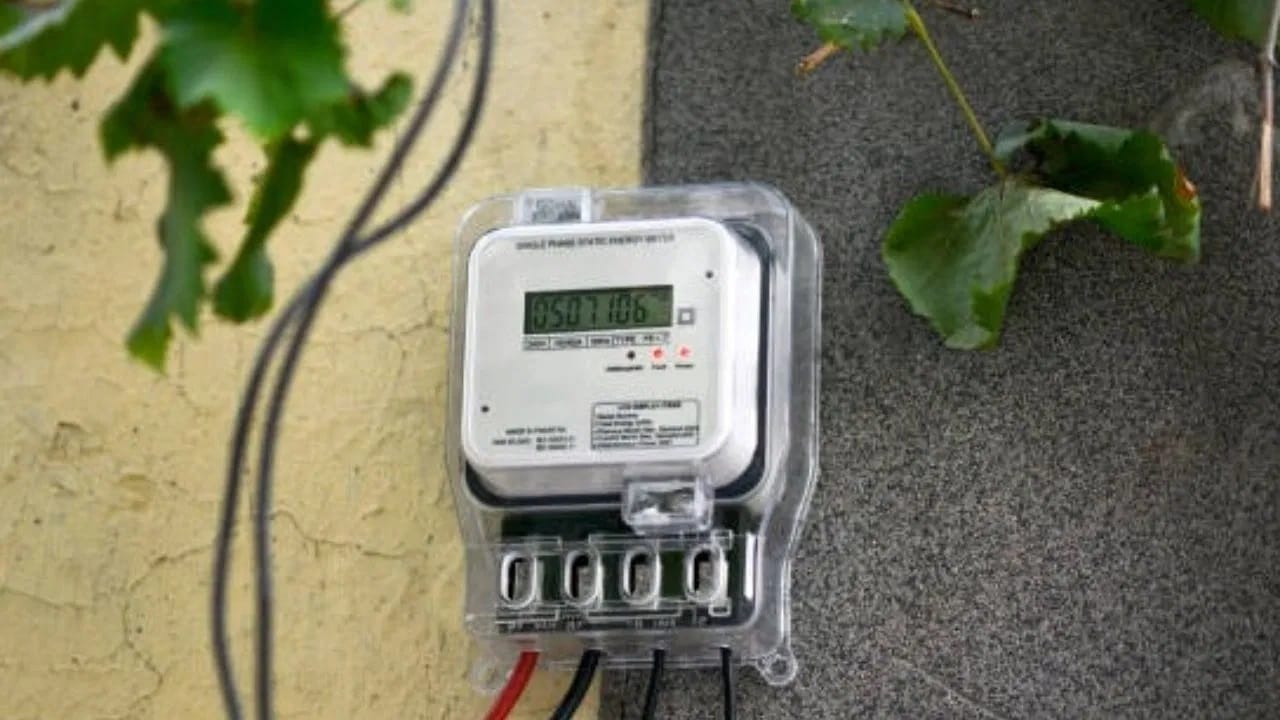 सोप्या आणि प्रभावी टिप्समुळे बिल देखील कमी येईल. विशेषतः रात्री झोपण्यापूर्वी विजेचा अपव्यय कमी होण्यास मदत होईल. यामुळे केवळ पैसे वाचतीलच, शिवाय ऊर्जा वाचवून पर्यावरणाच्या संरक्षणातही महत्त्वाचे योगदान मिळेल.