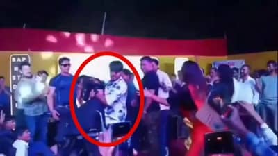 लाथ मारली, अश्लील कृत्य केलं..., लाईव्ह शोमध्ये महिला डान्सरला प्रसिद्ध गायकाने फेकलं, स्पष्टीकरत देत म्हणाला...