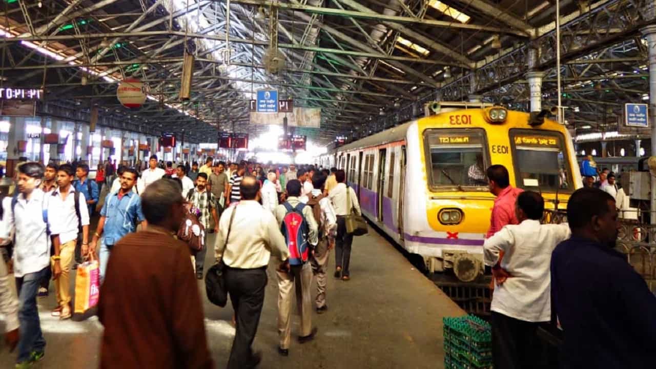 विभागीय रेल्वे व्यवस्थापक मुंबई विभागाने सोशल मीडिया साइट X वर टीटीईबद्दल माहिती दिली. एका सोशल मीडिया पोस्टनुसार, मध्य रेल्वेच्या मुंबई विभागाला 2025 - 26 या आर्थिक वर्षात पहिला टीटीई मिळाला आहे ज्याने तिकीट नसलेल्या प्रवाशांना 1 कोटी रुपयांपेक्षा जास्त दंड ठोठावला आहे.
