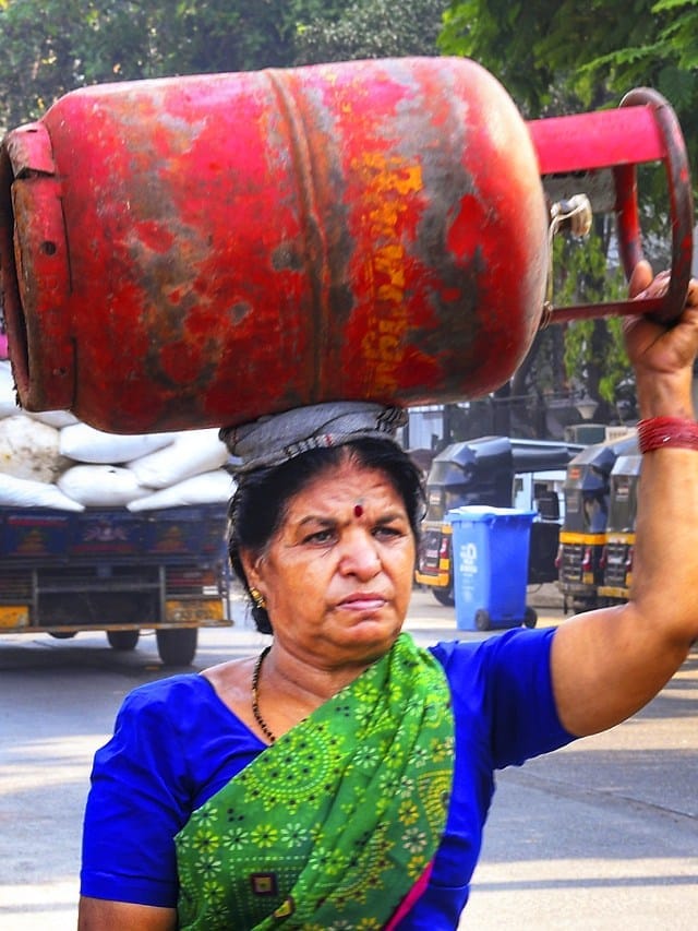 14 किलो सिलेंडरचा रंग लाल असण्यामागील कारण काय? जाणून घ्या