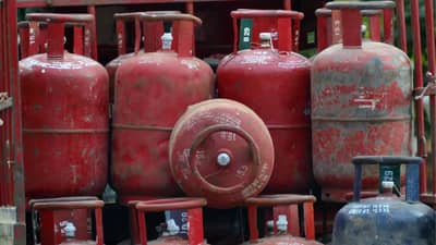गणपती पुळेमध्ये प्रसाद बंद, अकोल्यात LPG गॅस पंपाला कुलूप, गॅस टंचाईमुळे महाराष्ट्राची चिंता वाढली; कुठे काय घडतंय?