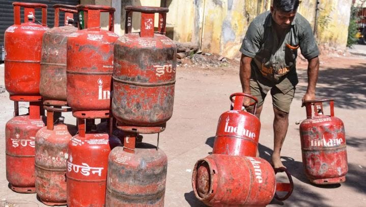 प्रोपेन आणि ब्युटेन या दोन्ही वायूंना कॉम्प्रेस करून त्यांना द्रवरुपात आणण्यात स्नेलिंग यांना यश आले. याच आज आपण लिक्विफाईड पेट्रोलियम गॅस म्हणजेच एलपीजी म्हणतो. आज याच एलपीजीचा अन्न शिजवण्यासाठी उपयोग केला जातो. 1912 साली एलपीजीचा इंधन म्हणून पहिल्यांदाचा वापर झाला.     