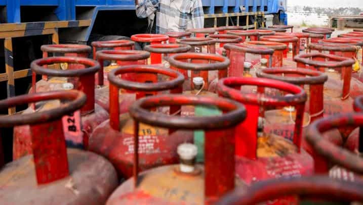 LPG Invention : इराण-इस्त्रायल युद्धामुळे जगात उर्जासंकट निर्माण झाले आहे. या युद्धामुळे भारतात गॅस सिलिंडरचा भाव वाढला आहे. सोबतच भविष्यात पेट्रोल, डिझेलचाही भाव वाढण्याची भीती व्यक्त केली जात आहे.