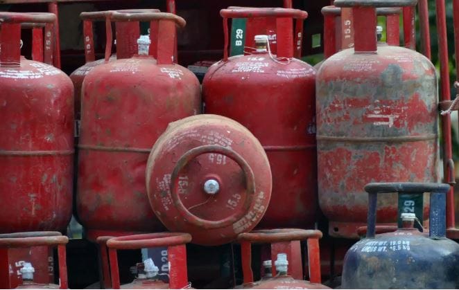 दरम्यान, इराण-इस्रायल युद्धामुळे लोकांना घरगुती गॅस सिलिंडर वेळेवर मिळत नाहीये. देशभरात गॅस सिलिंडरसाठी लोकांनी रांगा लावल्या आहेत. याच पार्श्वभूमीवर स्वयंपाक करण्यासाठी वापरल्या जाणाऱ्या गॅसची निर्मिती कशी झाली, त्याचा शोध कोणी लावला हे जाणून घेऊ या...