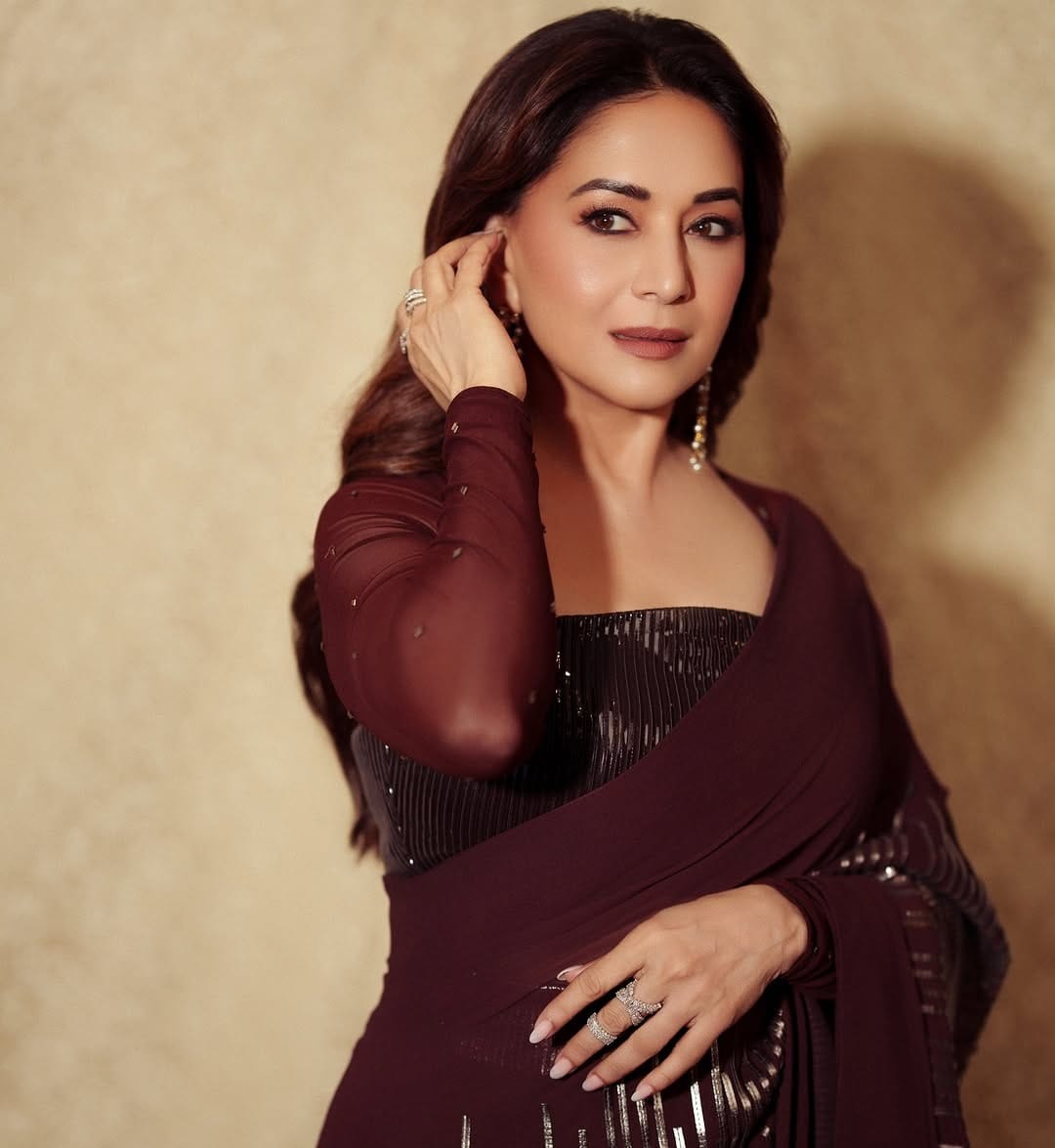 अभिनेत्री माधुरी दीक्षित आता मोठ्या पडद्यावर सक्रिय नसली तरी, सोशल मीडियावर कायम सक्रिय असते. 90 च्या दशकात माधुरीने चाहत्यांच्या मनावर आणि बॉलिवूडवर राज्य केलं. पण आजही चाहत्यांमध्ये तिची क्रेझ कायम आहे. आता देखील अभिनेत्रीचे काही फोटो व्हायरल होत आहेत.