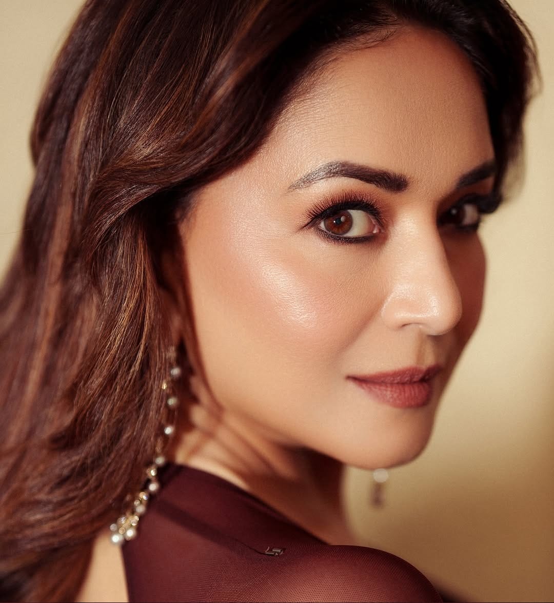 अभिनेत्री माधुरी दीक्षित हिला आज कोणत्याच ओळखीची गरज नाही. अनेक सिनेमांमध्ये दमदार भूमिका साकारत माधुरी हिने चाहत्यांच्या मनावर राज्य केलं. आज देखील माधुरी कोणत्या न कोणत्या कारणामुळे कायम चर्चेत असते. 