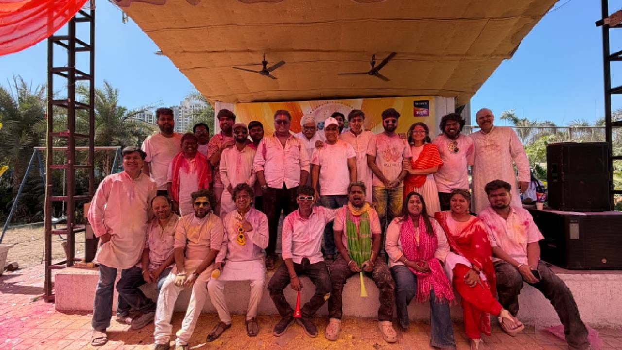 समीर चौगुले, प्रसाद खांडेकर, नम्रता संभेराव, श्याम राजपूत, मंदार मांडवकर, शिवाली परब, रोहित माने, वनिता खरात, प्रथमेश शिवलकर  ओंकार राऊत, अरुण कदम, निखिल बने, दत्तू मोरे आणि विराज जगताप हे सर्व कलाकार उपस्थित होते. सोबतच ‘महाराष्ट्राची हास्यजत्रा’ टीमची संगीत टीमदेखील या उत्सवात सहभागी झाली होती.
