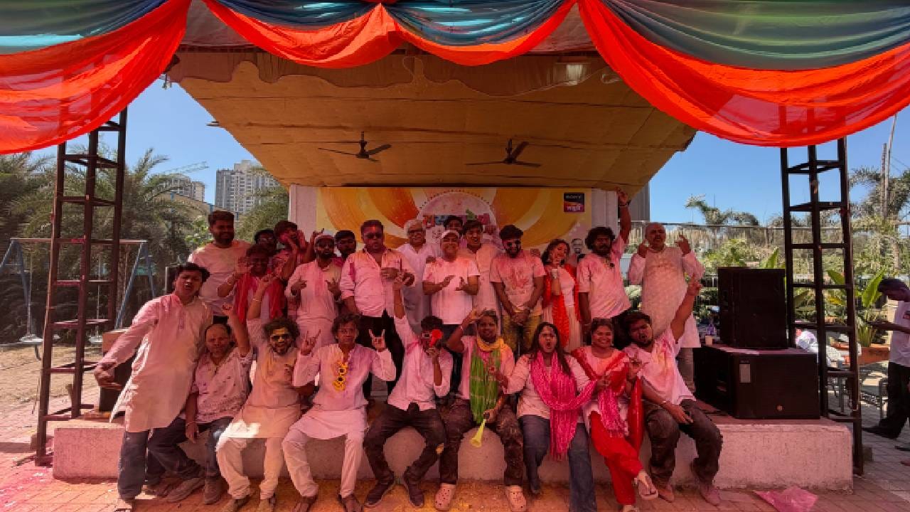 पारंपरिक आणि धमाल गाण्यांवर सगळ्यांनी एकत्र येत रंगपंचमी साजरी केली. रंगांच्या उधळणीसोबत हास्याचा वर्षावही पाहायला मिळाला. संपूर्ण वातावरणात उत्साह, मैत्री आणि आनंदाची रंगत पाहायला मिळाली. ‘महाराष्ट्राची हास्यजत्रा’ परिवाराने एकत्र येत साजरी केलेली ही रंगपंचमी प्रेक्षकांसाठीही खास ठरली. 
