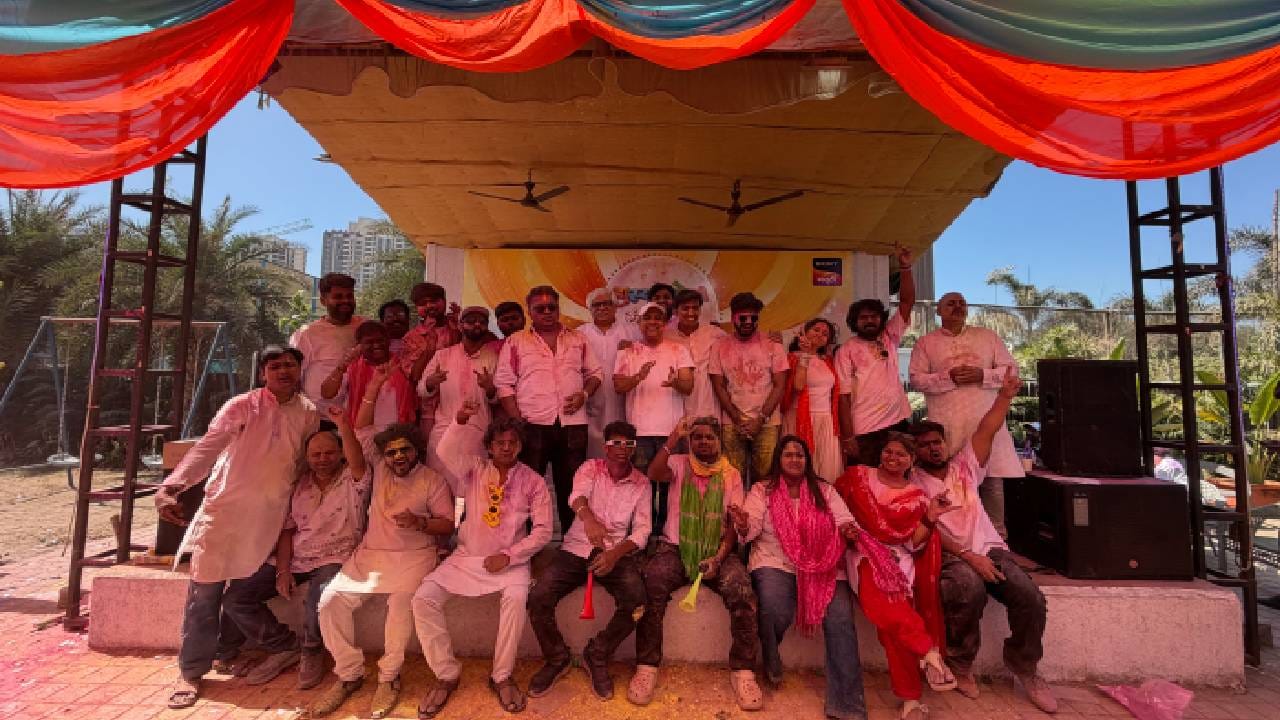 या कार्यक्रमात कलाकारांनी गाणी गात, ठेका धरत आणि तुफान डान्स करत रंगांची उधळण केली. यासोबतच धमाल असे निरनिराळे गेम्सदेखील कलाकार खेळले आणि एकमेकांसोबत हास्यविनोद करत रंगपंचमीचा आनंद द्विगुणित केला. 
