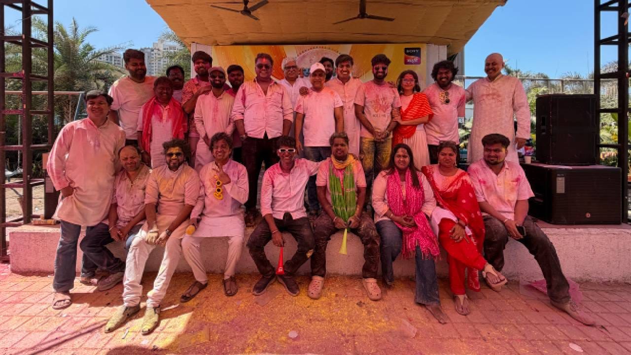 देशभरात सध्या होळीचा उत्साह पहायला मिळत असून 'महाराष्ट्राची हास्यजत्रा' या कॉमेडी शोच्या संपूर्ण टीमनेही यंदाची रंगपंचमी मोठ्या जल्लोषात साजरी केली आहे. 'हास्यजत्रेची रंगपंचमी- खेळ खेळुया होळीचा' या विशेष कार्यक्रमाच्या निमित्ताने सर्व कलाकार एकत्र आले. 
