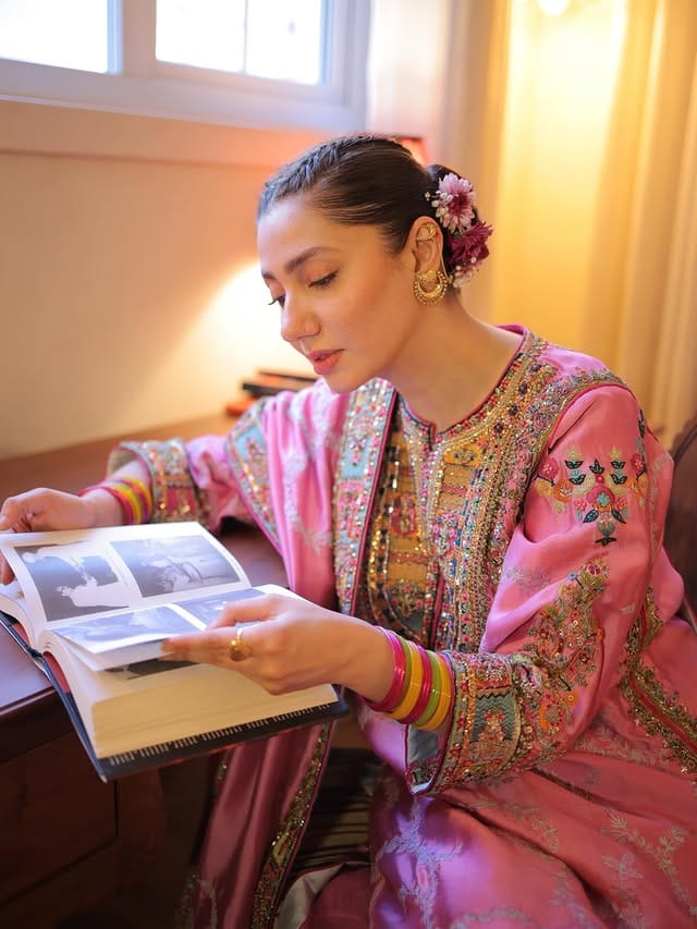 शाहरुख खानसोबत तिने मुख्य अभिनेत्री म्हणून स्क्रीन शेअर केलेली आहे. 2017 साली आलेल्या रईस या चित्रपटात शाहरुख खान आणि माहिरा खान एकत्र दिसले होते. परंतु त्यानंतर मात्र तिने भारतीय सिनेसृष्टीतून पाय काढता घेतला. 