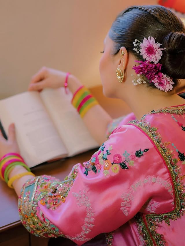 पाकिस्तानमध्ये तयार करण्यात आलेल्या काही मालिका तर आजही भारतात पाहिल्या जातात. याच मालिकांच्या माध्यमातून या अभिनेत्री आज भारतात घराघरात पोहोचल्या आहेत. भारतात प्रसिद्ध असलेल्या पाकिस्तानी अभिनेत्रीचे नाव माहिरा खान असे आहे. 