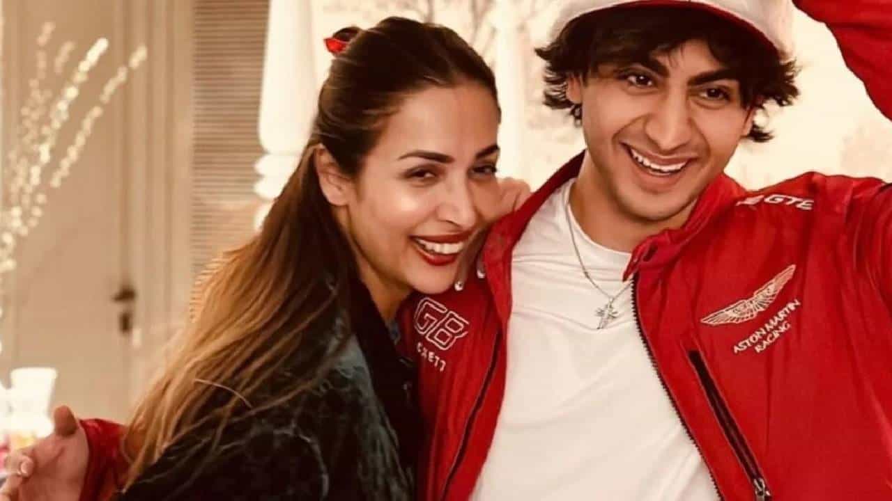 या यादीमध्ये सर्वात पहिलं नाव अभिनेत्री मलायका अरोरा हिचं आहे. मलायका हिने लग्नाच्या 19 वर्षांनंतर अरबाज खान घटस्फोट दिला. त्यानंतर मलायका मलगा अरहान याच्यासोबत एकटीच राहत होती... घटस्फोटानंतर अरबाज याने शूरा खान हिच्यासोबत लग्न केलं...