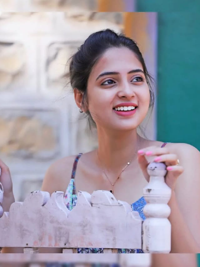 अप्रतिम सौंदर्य, या अभिनेत्रीच्या सौंदर्यापुढे सर्व फेल, स्माईलवर चाहते फिदा