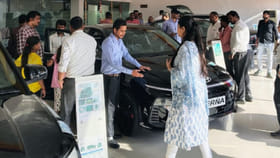 किंमत फक्त 5.79 लाख, मायलेज 30 किमी, ही कार बनली देशाची नंबर 1 कार.