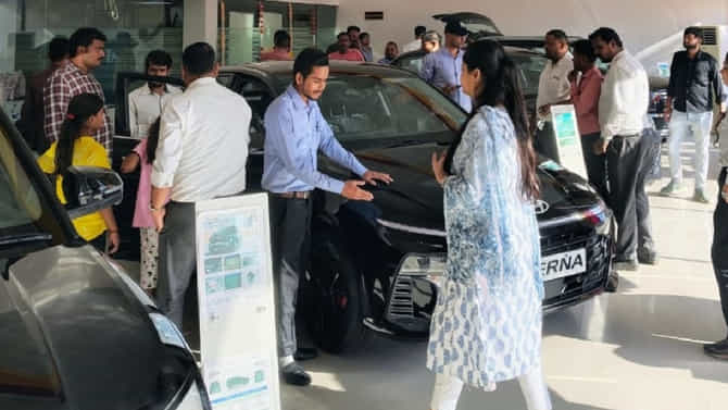 किंमत फक्त 5.79 लाख, मायलेज 30 किमी, ही कार बनली देशाची नंबर 1 कार, घेण्यासाठी शोरुममध्ये प्रचंड गर्दी