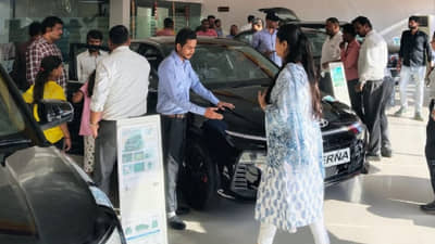 किंमत फक्त 5.79 लाख, मायलेज 30 किमी, ही कार बनली देशाची नंबर 1 कार, घेण्यासाठी शोरुममध्ये प्रचंड गर्दी