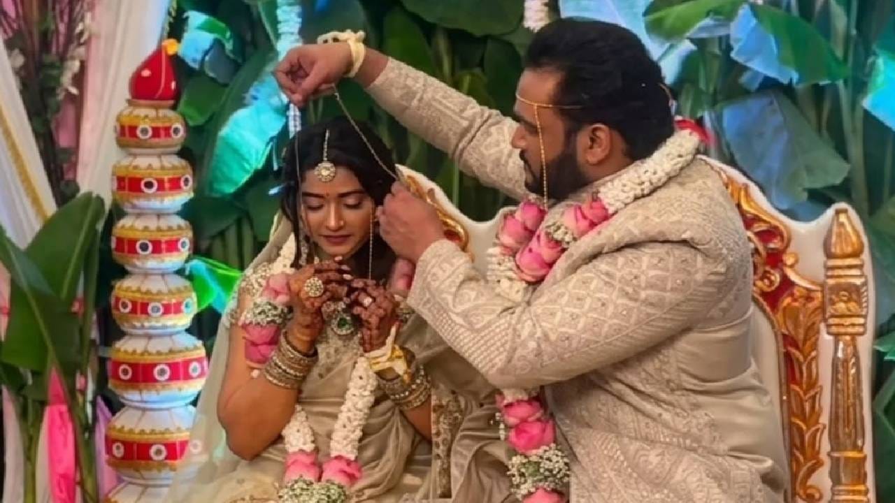 पुण्याची रहिवासी असलेल्या मयुरीने अनेक हिंदी आणि मराठी मालिकांमध्ये उल्लेखनीय भूमिका साकारल्या आहेत. 'उदे गं अंबे' या मालिकेमुळे तिला खरी ओळख मिळाली. तर मयुरीचा पती स्वप्नील मराठे हा एक यशस्वी उद्योजक आहे. 
