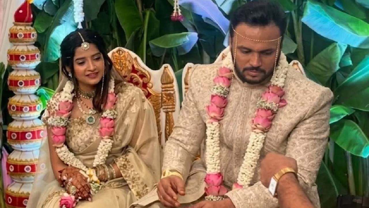 मयुरीने ठाण्यातील उद्योजक स्वप्नील मराठेशी लग्न केलं आहे. या लग्नसोहळ्याचे फोटो आणि व्हिडीओ सध्या सोशल मीडियावर व्हायरल होत आहेत. यावेळी मयुरी आणि स्वप्निल या दोघांनी ऑफ व्हाइट रंगसंगतीचा पोशाख परिधान केला होता.
