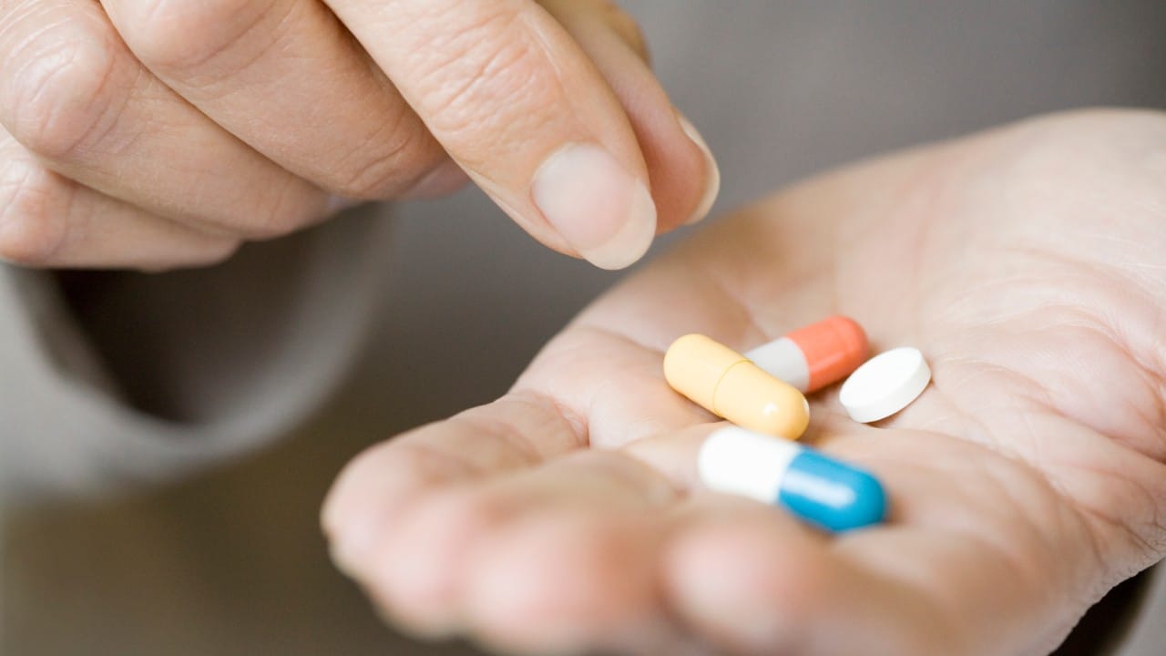 औषध संपले नसेल तरी त्याची मुदत तपासा. मुदत संपलेली औषधे शरीरासाठी कायमच घातक असतात. औषधे ओलाव्याच्या ठिकाणी किंवा थेट सूर्यप्रकाशात ठेवल्यास त्यांचे गुणधर्म बदलतात. औषध घेण्यापूर्वी किमान एकदा फॅमिली डॉक्टरशी फोनवर तरी चर्चा करा.