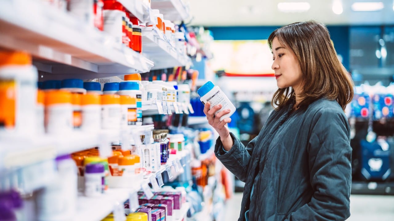 साध्या सर्दी-खोकल्यासाठी अँटीबायोटिक्स घेण्याच्या सवयीमुळे भविष्यात गंभीर आजार झाल्यावर कोणतीही औषधे शरीरावर लागू पडत नाहीत. काही औषधांची रिॲक्शन इतकी तीव्र असते की त्यामुळे श्वास गुदमरणे किंवा रक्तदाब अचानक कमी होऊन मृत्यू ओढवू शकतो.