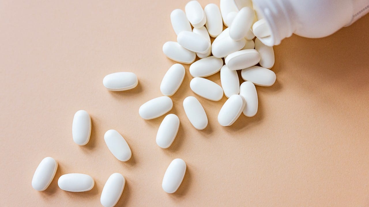 अनेकदा आपण मागील वेळी डॉक्टरांनी दिलेल्या औषधांचा अर्धवट राहिलेला कोर्स कपाटात जपून ठेवतो. पुन्हा तशीच लक्षणे दिसली की, जुन्याच प्रिस्क्रिप्शनवर आधारित औषधे स्वतःच्या मनाने घेतो.