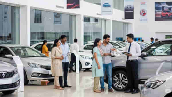 स्वप्न पूर्ण होणार! या 7 सीटर कारवर मिळतेय 3.70 लाखांची सूट, घेण्यासाठी ग्राहकांची गर्दी, कारचा लूक पाहून...