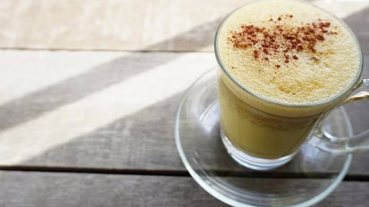 आरोग्यासाठी दूध अत्यंत महत्वाचे आहे. दुधाचा दररोजच्या आहारात समावेश केल्याने अनेक समस्या या दूर होतात. हंगाम कोणतेही असो दूध प्यायला हवे. 