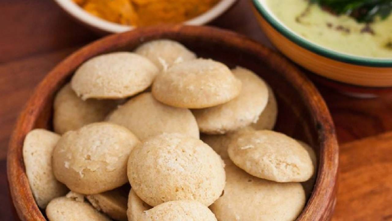 ही नाचणीची इडली आपण सांबर आणि चटणीसोबतही खाऊ शकता. यामुळे आरोग्याला हवी ती पोषक घटक मिळतील आणि हेल्दी नाश्ता देखील तुम्हाला मिळण्यास मदत होईल. 