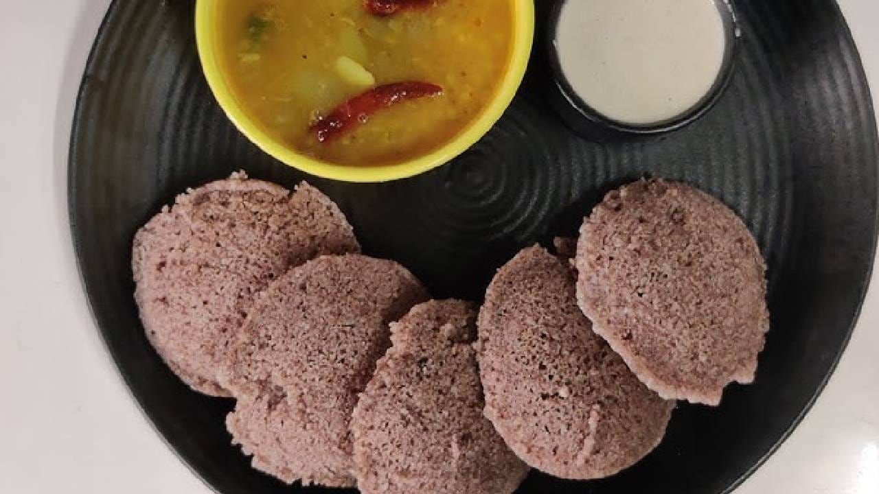 इडली आरोग्यासाठी फायदेशीर असते. मात्र, बरेच लोक इडली तांदळापासून तयार होते म्हणून खाणे टाळतात. जर तुम्हाला इडली खायला आवडत असेल आणि हेल्दी पाहिजे असेल तर एक उत्तम पर्याय आहे. 