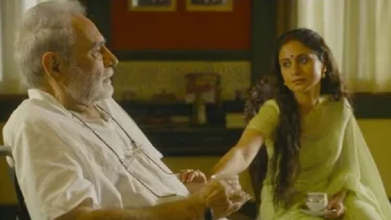 रसिका दुग्गल हिने मिर्जापुर मध्ये साकारलेल्या भूमिकेमुळे प्रचंड लोकप्रियता मिळवली. या सिरीजमधील तिच्या दमदार अभिनयामुळे ती प्रेक्षकांच्या पसंतीस उतरली.