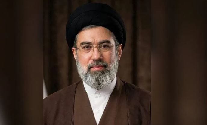 इराण-इस्त्रायल यांच्यात युद्ध पेटलेल आहे. अमेरिकेच्या हल्ल्यात इराणचे तत्कालीन सर्वोच्च नेते अयातुल्ला अली खामेनेई यांची हत्या करण्यात आली. त्यानंतर आता मोजतबा अली खामेनेई हे इराणचे सर्वोच्च नेतेपदी विराजमान झाले आहेत. 