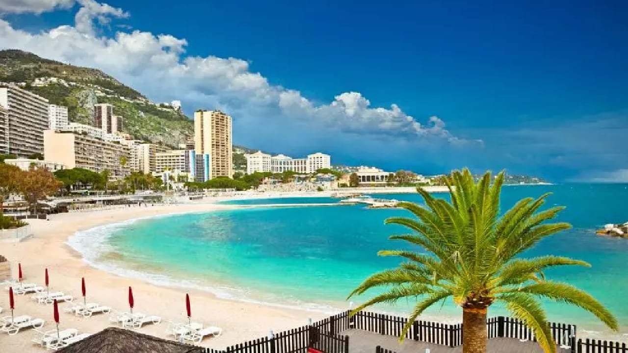 जगातील महासत्ता देशांमध्ये अमेरिका अग्रस्थानी मानला जातो. शक्ती, पैसा, आधुनिक तंत्रज्ञान आणि विविध सुविधा यामुळे अमेरिका जगभरात प्रभावशाली आहे. त्याचप्रमाणे युनायटेड किंग्डम, चीन, रशिया, भारत, फ्रान्स आणि United Arab Emirates हे देशही आर्थिकदृष्ट्या सक्षम मानले जातात.