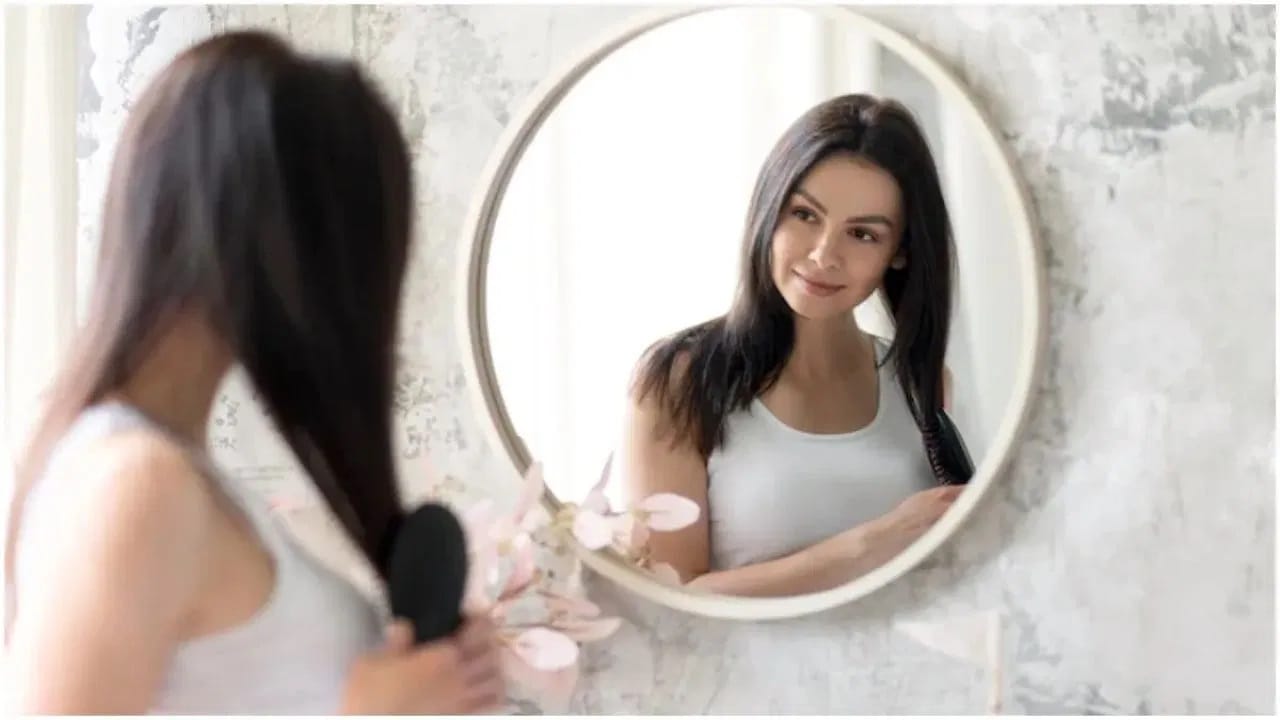 वास्तुशास्त्रानुसार, सकाळी उठल्याबरोबर आरशात पाहू नये. हे अशुभ मानले जाते. त्याऐवजी आपल्या देवतेचे स्मरण करणे शुभ मानले जाते.