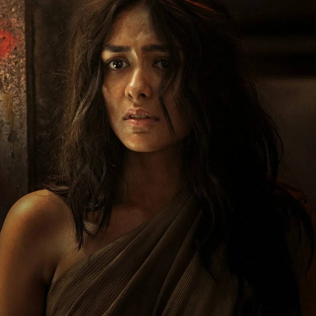 मृणाल ठाकूरच्या अपकमिंग प्रोजेक्ट्सबद्दल बोलायचं झाल्यास ती लवकरच 'डकैत अ लव स्टोरी' नावाच्या फिल्ममध्ये दिसणार आहे. त्या शिवाय 'जवानी तो इश्क होना है' फिल्मचाही ती भाग असेल. 'पूजा मेरी जान' चित्रपटातही ती दिसेल.