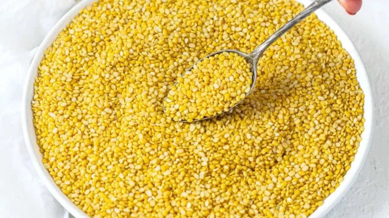 पिवळे मूग: पिवळे मूग भिजवणे देखील महत्त्वाचे आहे. तुम्ही ते ३० मिनिटांपासून ते २ तासांपर्यंत भिजवू शकता, कारण यामुळे पचनक्रिया सुधारते. ही डाळ सर्वाधिक पचायला हलकी आणि प्रथिनेयुक्त असते.