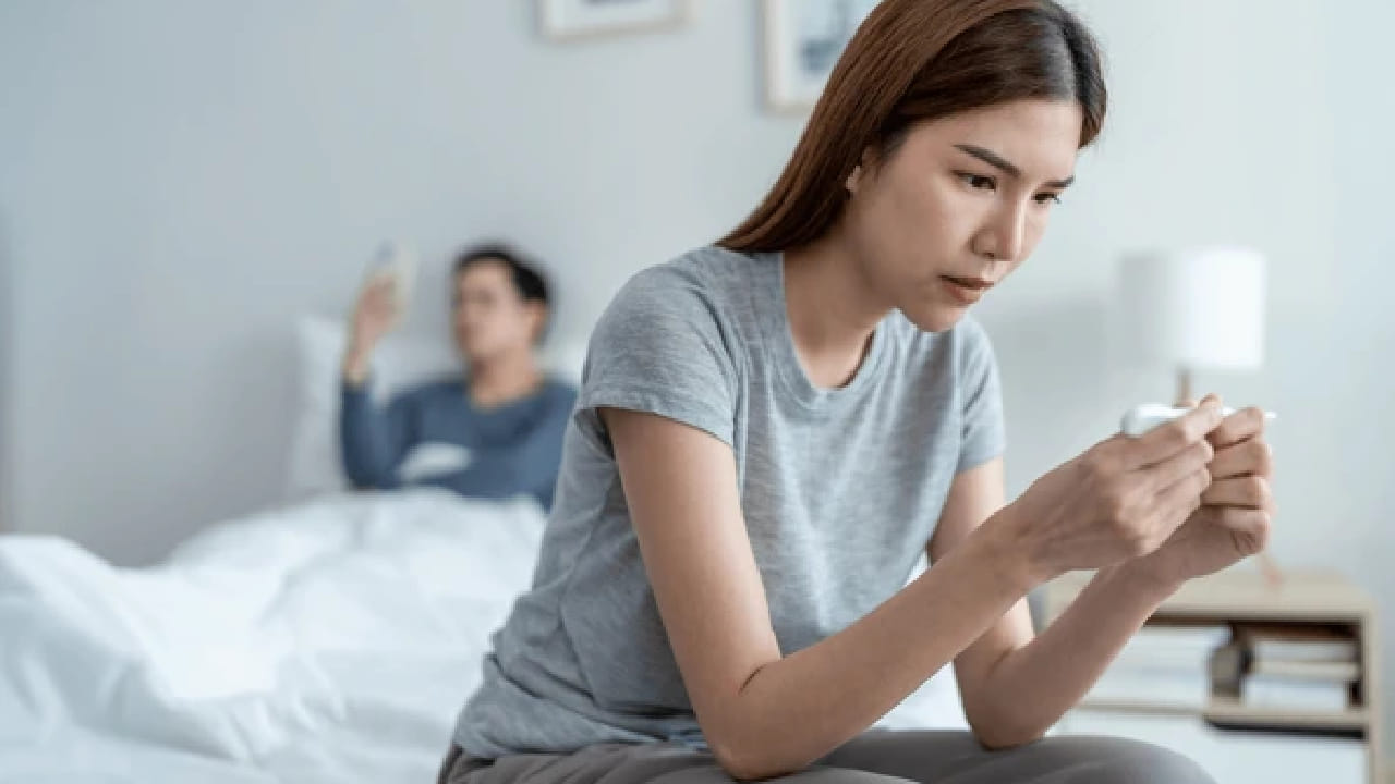 अशा परिस्थितीत संबंधित मूलांकाच्या व्यक्तींनी स्वतःच्या स्वभावावर काम करणे गरजेचे आहे. नात्यात विश्वास आणि संवाद या दोन गोष्टी अत्यंत महत्त्वाच्या आहेत. संशय वाटल्यास थेट आणि शांतपणे चर्चा करून प्रश्न सोडवणे अधिक योग्य ठरते.  (सूचना: वाचकांच्या माहितीसाठी ही बातमी सामान्य माहितीच्या आधारे तयार करण्यात आली आहे. यातील दावे शास्त्रीयदृष्ट्या सिद्ध झालेले नसू शकतात. कृपया कोणताही निर्णय घेण्यापूर्वी तज्ज्ञांचा सल्ला घ्या.)