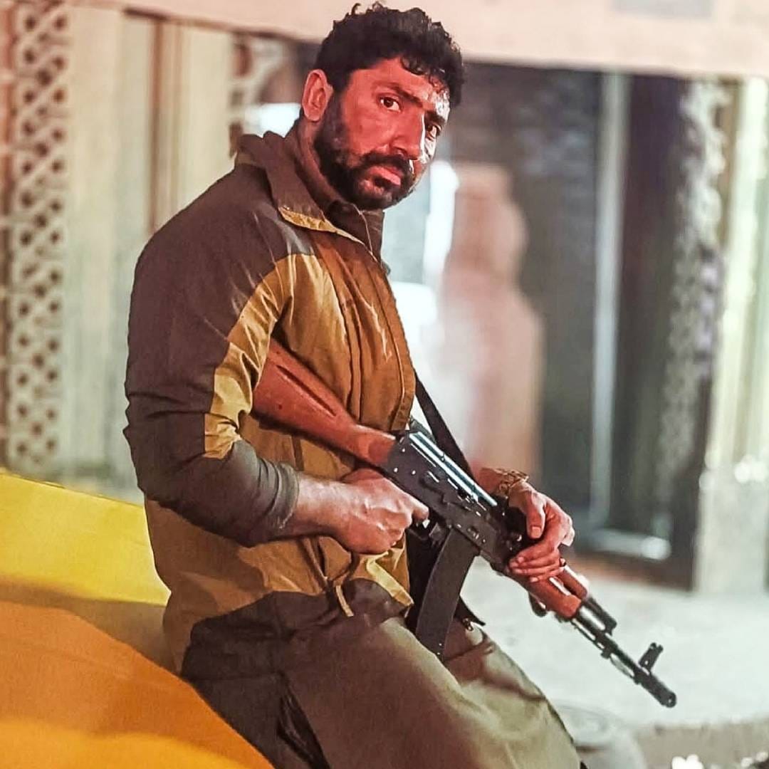 आदित्य धर दिग्दर्शित 'धुरंधर : द रिव्हेंज' या चित्रपटाची बॉक्स ऑफिसवर जबरदस्त कामगिरी सुरू आहे. रणवीर सिंहसोबतच यातील प्रत्येक भूमिकेनं प्रेक्षकांचं लक्ष वेधलं आहे. सहाय्यक भूमिका साकारणाऱ्या कलाकारांनीही यात उत्तम काम केलं आहे. त्यापैकीच एक मुस्तफा अहमद आहे.