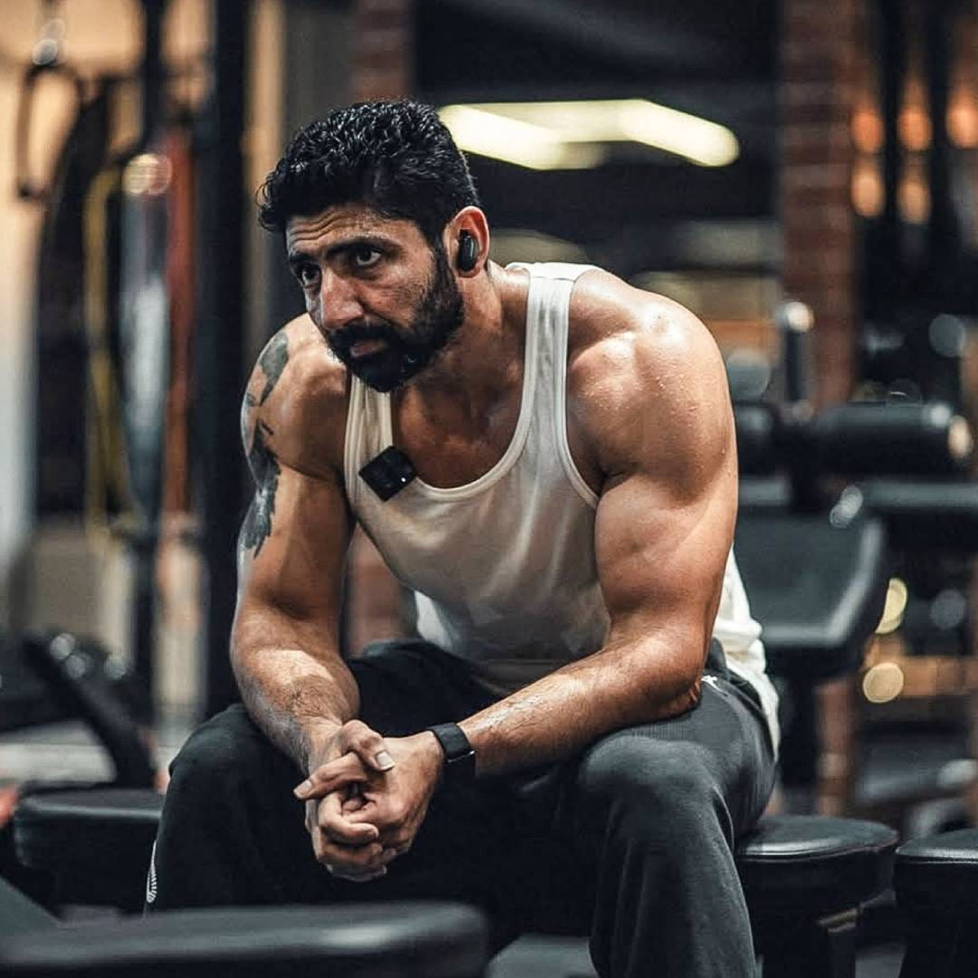 'धुरंधर : द रिव्हेंज'मध्ये एजंट बनलेल्या रिजवान शाहची भूमिका मुस्तफा अहमदने साकारली आहे. त्याच्या भूमिकेचं सध्या सोशल मीडियावर विशेष कौतुक होत आहे. परंतु तुम्हाला माहीत आहे का, की मुस्तफा खऱ्या आयुष्यात एक जिम ट्रेनर आहे.