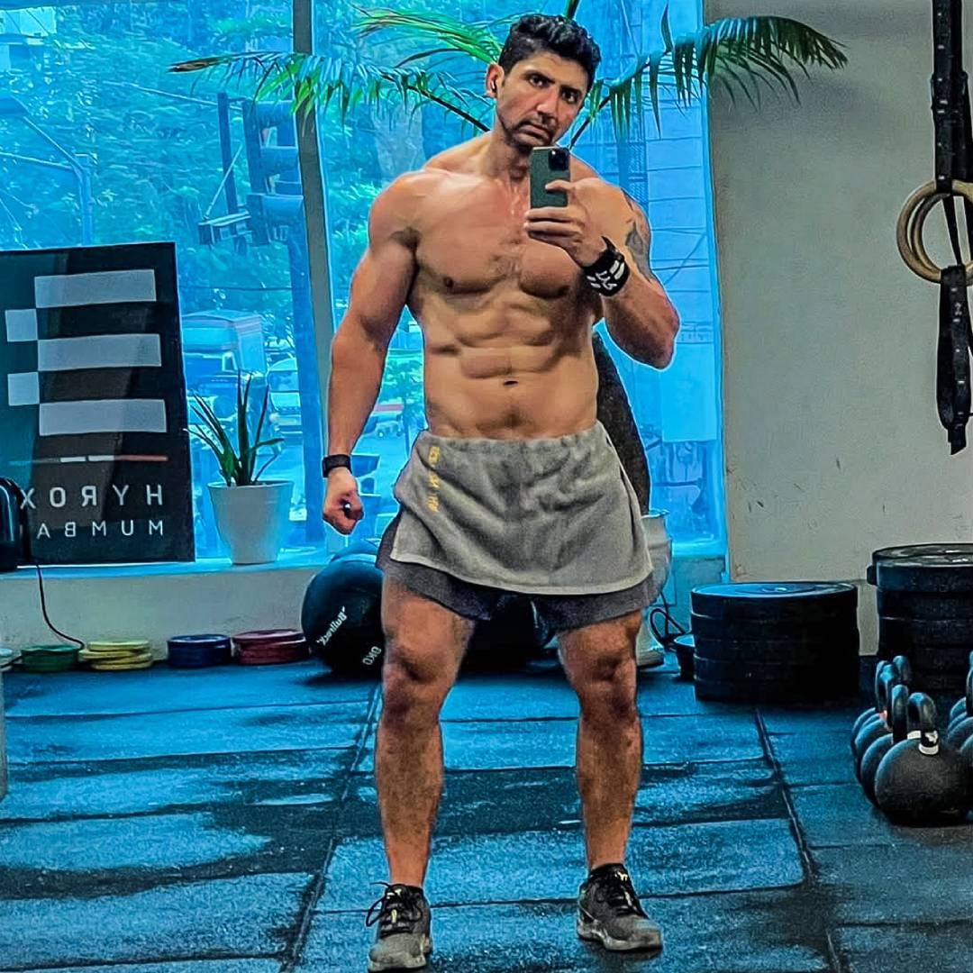 'जग ऑफ ऑल ट्रेंड्स' या पॉडकास्ट मुलाखतीत मुस्तफा म्हणाला, "मी लहानपणी एवढा हुशार नव्हतो. मला डिस्लेक्सिया होता. परंतु शारीरिकदृष्ट्या मी खूप बलवान होतो. खेळ, डान्स यांमध्ये मी चांगला होतो. वयाच्या 21 व्या वर्षी मी एका कॉल सेंटरमध्ये टीम लीडर म्हणून काम करू लागलो होतो."