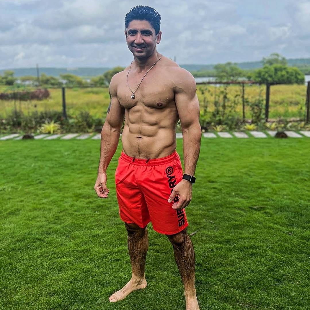 मुस्तफा अहमदने बॉलिवूडच्या अनेक सेलिब्रिटींना फिटनेस ट्रेनिंग दिली आहे. त्यापूर्वी तो दिल्लीतल्या जनकपुरी इथल्या जिममध्ये फिटनेस ट्रेनर म्हणून नोकरी करत होता. त्यासाठी त्याला दर महिन्याला दहा हजार रुपये पगार मिळत होता.