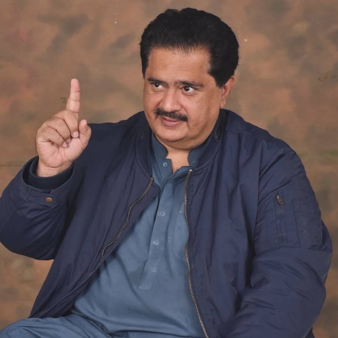 या चित्रपटात राकेश बेदी यांनी साकारलेली जमील जमालीची भूमिका माझ्यावर आधारित असल्याचा दावा पाकिस्तानी नेता नबील गबोलने केला होता. त्यानंतर सोशल मीडियावर चर्चांना उधाण आलं की, जमील जमालीची मुलगी यलीनाची कहाणीसुद्धा खरी आहे का?
