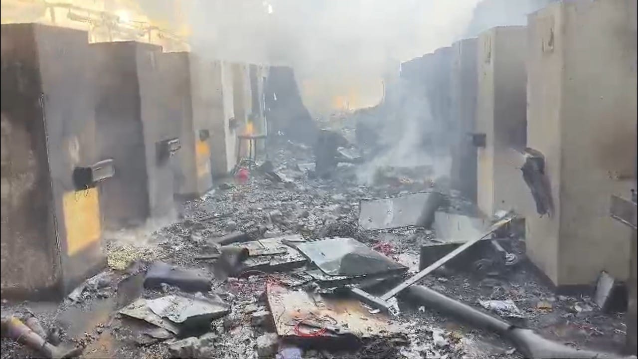 पोट भरण्यासाठी येथे आलेल्या कामगारांची सुरक्षितता कंपनीने घेणे गरजेचे होते, परंतु सुरक्षेकडे दुर्लक्ष करण्यात आले, असा संतप्त आरोप केला जात आहे. प्रशासनाने या घटनेच्या उच्चस्तरीय चौकशीचे आदेश दिले असून दोषींवर कडक कारवाईची मागणी होत आहे.