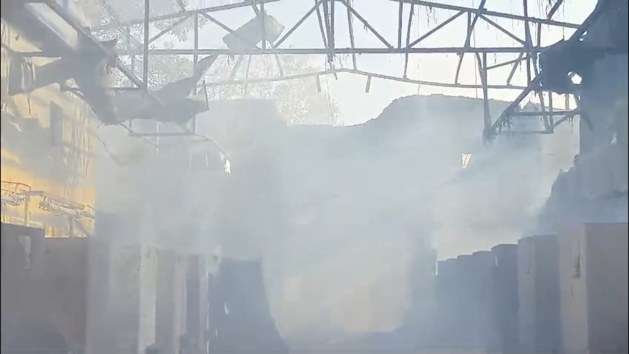 या घटनेनंतर कंपनीच्या बाहेर नागरिक आणि नातेवाईकांनी मोठी गर्दी केली आहे. कंपनी प्रशासनाच्या निष्काळजीपणामुळेच ही दुर्घटना घडल्याचा आरोप स्थानिक नागरिक आणि नातेवाईकांकडून केला जात आहे.