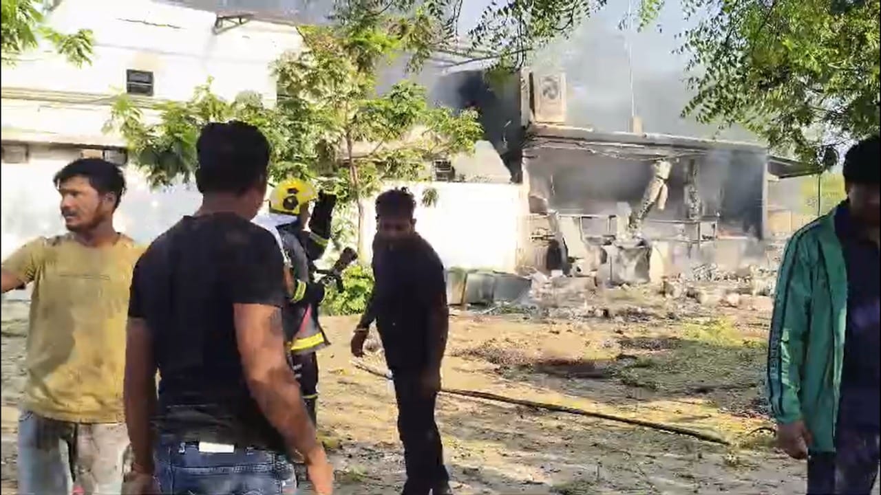 यामुळे ढिगाऱ्याखाली आणखी काही कामगार अडकल्याची भीती व्यक्त केली जात आहे. या घटनेची माहिती मिळताच अग्निशमन दलाच्या गाड्या, पोलीस आणि स्थानिक प्रशासन घटनास्थळी दाखल झाले आहे.